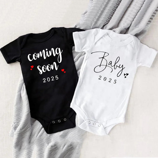 Baby Announcement Coming Soon 2025 Newborn Baby Romper Summer Boys Girls Bodysuit Body Pregnancy Reveal Clothes Toddler Jumpsuit