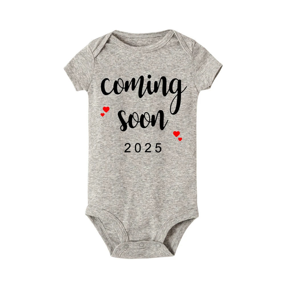 Baby Announcement Coming Soon 2025 Newborn Baby Romper Summer Boys Girls Bodysuit Body Pregnancy Reveal Clothes Toddler Jumpsuit